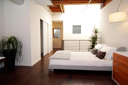 В этой статье мы расскажем вам как поставить кровать в спальне по фен шуй.